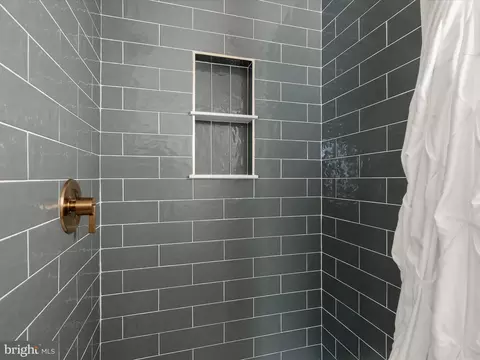 Bath - 815 S Clinton St, Baltimore, MD 21224 photo 4 of 6