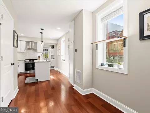 Entry Way - 815 S Clinton St, Baltimore, MD 21224 photo 3 of 7