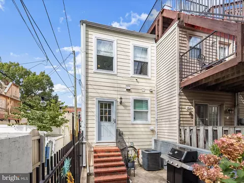 Exterior - 815 S Clinton St, Baltimore, MD 21224 photo 9 of 10