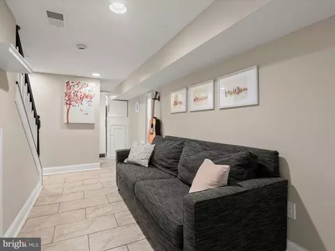 Entry Way - 815 S Clinton St, Baltimore, MD 21224 photo 6 of 7