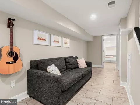 Entry Way - 815 S Clinton St, Baltimore, MD 21224 photo 7 of 7