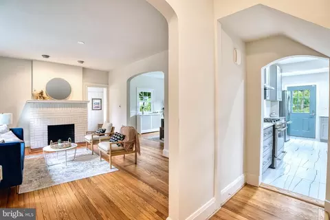 Entry Way - 2427 Everton Rd, Baltimore, MD 21209 photo 4 of 10