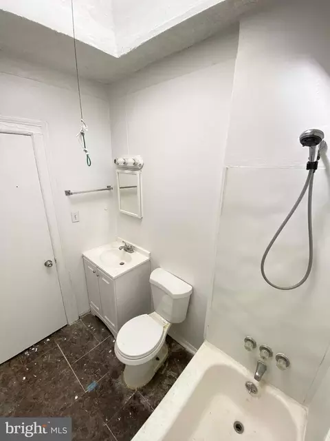 Bath - 3019 Harlem Ave, Baltimore, MD 21216 photo 2 of 2