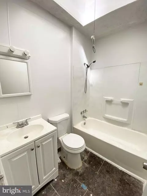 Bath - 3019 Harlem Ave, Baltimore, MD 21216 photo 1 of 2