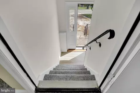 Entry Way - 5916 Sefton Ave, Baltimore, MD 21214 photo 4 of 5