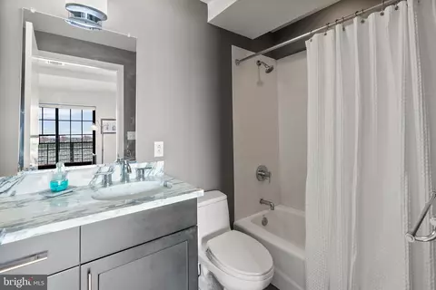 Bath - 1200 Steuart St #1612, Baltimore, MD 21230 photo 3 of 3