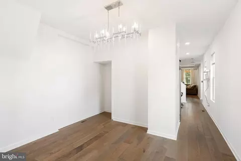 Entry Way - 31 S Augusta Ave, Baltimore, MD 21229 photo 4 of 8