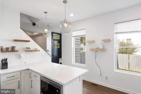 Entry Way - 31 S Augusta Ave, Baltimore, MD 21229 photo 3 of 8