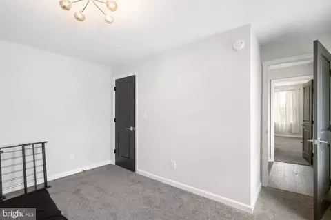 Entry Way - 31 S Augusta Ave, Baltimore, MD 21229 photo 7 of 8