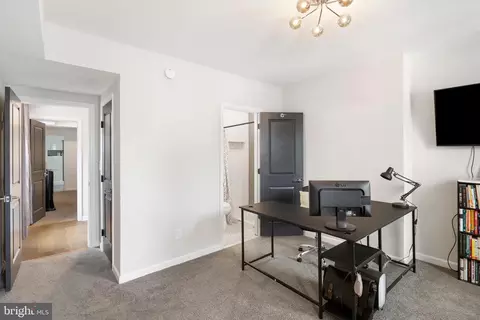 Entry Way - 31 S Augusta Ave, Baltimore, MD 21229 photo 6 of 8
