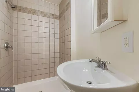 Bath - 2219 Eutaw Pl #3, Baltimore, MD 21217 photo 1 of 2