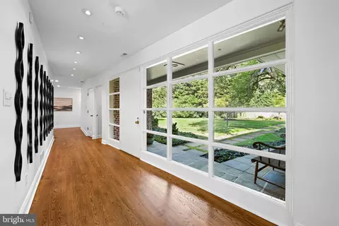 Entry Way - 98 Cotswold Rd, Baltimore, MD 21210 photo 4 of 5