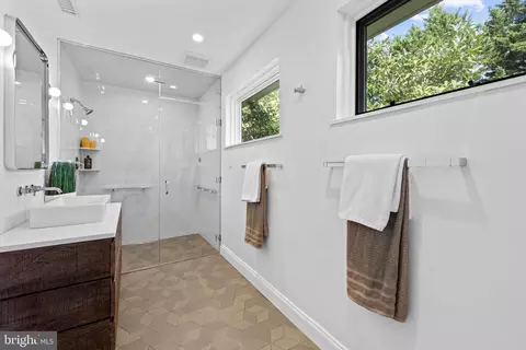 Bath - 98 Cotswold Rd, Baltimore, MD 21210 photo 2 of 4