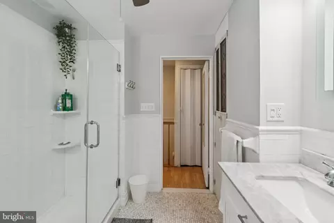 Entry Way - 616 Jasper St, Baltimore, MD 21201 photo 3 of 4