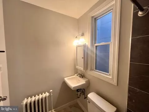 Bath - 2712 Beryl Ave, Baltimore, MD 21205 photo 2 of 4
