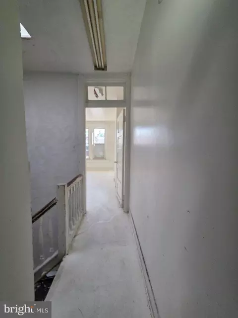 Entry Way - 1946 Harlem Ave, Baltimore, MD 21217 photo 6 of 16