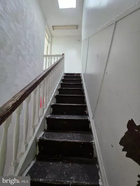 Entry Way - 1946 Harlem Ave, Baltimore, MD 21217 photo 5 of 16