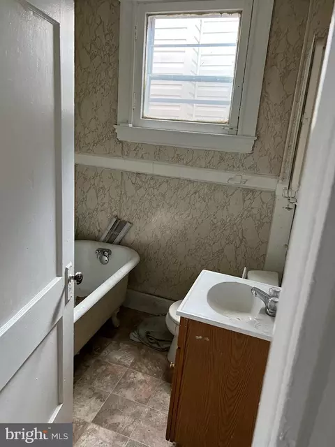 Bath - 1209 Oakhurst Pl, Baltimore, MD 21216 photo 1 of 1