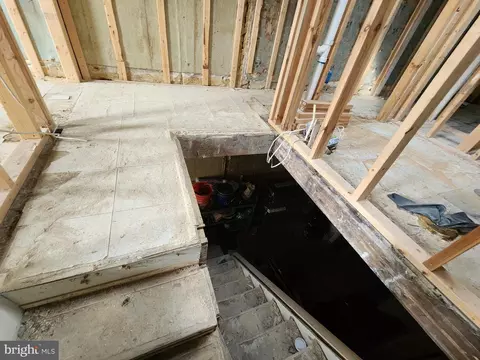 Entry Way - 1916 W Fairmount Ave, Baltimore, MD 21223 photo 6 of 9