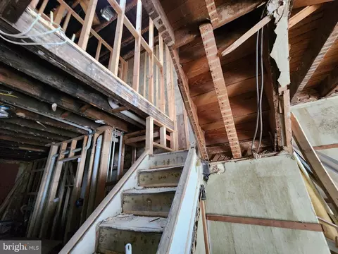 Entry Way - 1916 W Fairmount Ave, Baltimore, MD 21223 photo 5 of 9
