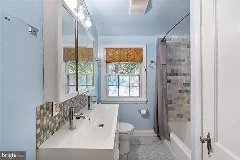 Bath - 3915 Rexmere Rd, Baltimore, MD 21218 photo 1 of 4