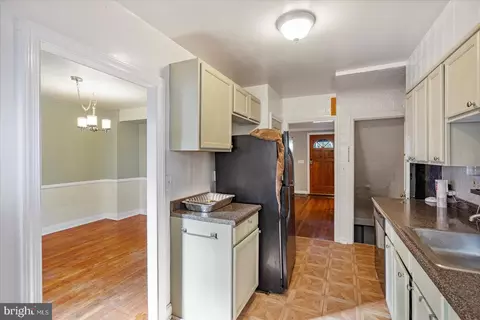 Entry Way - 3915 Rexmere Rd, Baltimore, MD 21218 photo 2 of 4