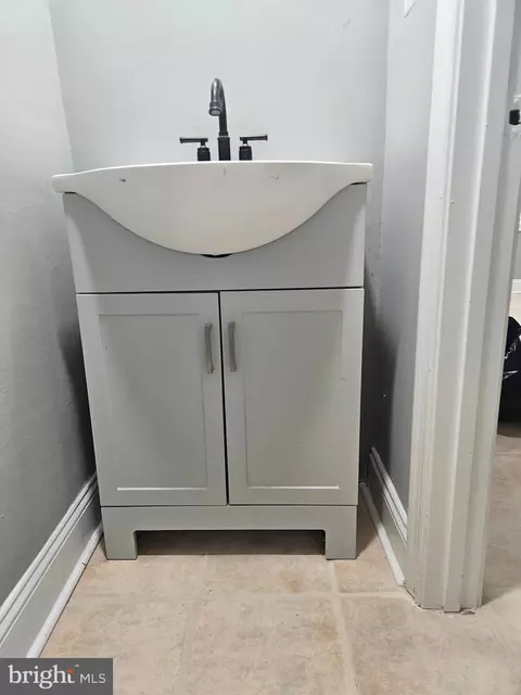 Bath - 2529 Marbourne Ave, Baltimore, MD 21230 photo 2 of 4