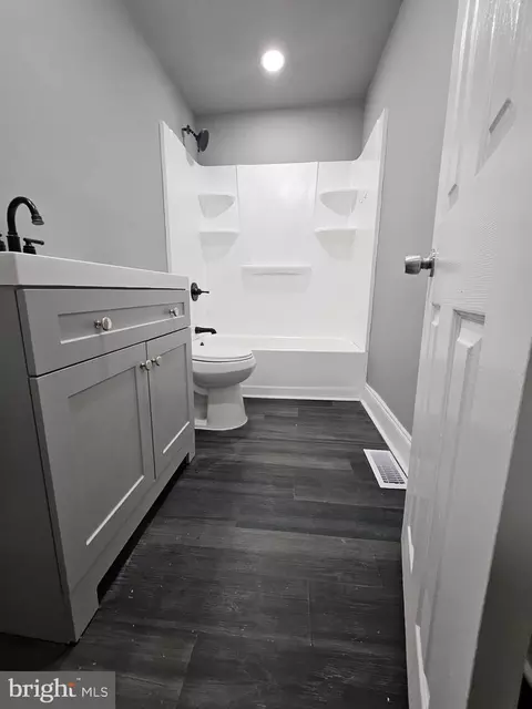 Bath - 2529 Marbourne Ave, Baltimore, MD 21230 photo 3 of 4