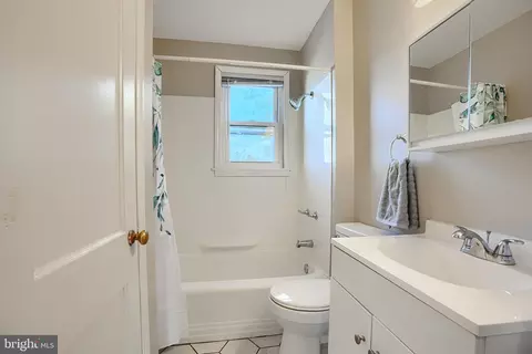 Bath - 4102 Dudley Ave, Baltimore, MD 21213 photo 1 of 3