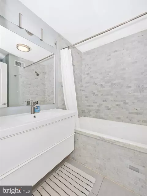 Bath - 528 S Paca St, Baltimore, MD 21230 photo 3 of 4