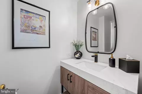 Bath - 10 E Lee St #1103, Baltimore, MD 21202 photo 1 of 4