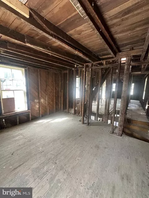 Entry Way - 5923 Belair Rd, Baltimore, MD 21206 photo 5 of 7