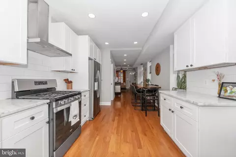 Entry Way - 534 S Decker Ave, Baltimore, MD 21224 photo 5 of 12