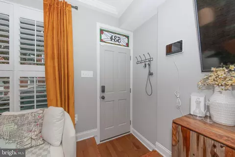 Entry Way - 534 S Decker Ave, Baltimore, MD 21224 photo 3 of 12