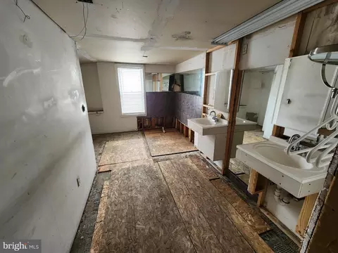 Bath - 2573 Mcculloh St, Baltimore, MD 21217 photo 2 of 3