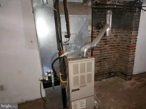 Entry Way - 2573 Mcculloh St, Baltimore, MD 21217 photo 5 of 10