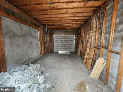 Entry Way - 2573 Mcculloh St, Baltimore, MD 21217 photo 3 of 10