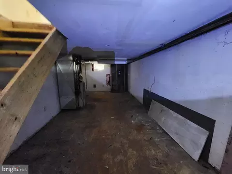 Entry Way - 2573 Mcculloh St, Baltimore, MD 21217 photo 4 of 10