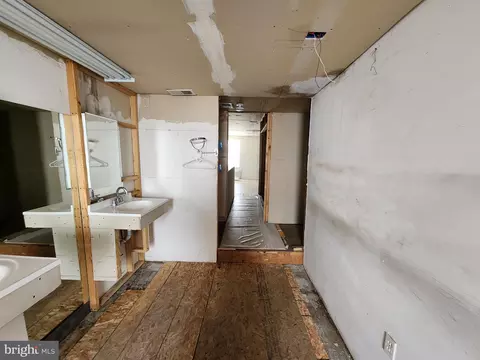 Entry Way - 2573 Mcculloh St, Baltimore, MD 21217 photo 9 of 10