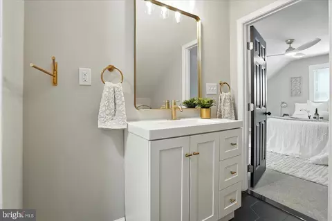 Bath - 1002 Beaumont Ave, Baltimore, MD 21212 photo 6 of 6