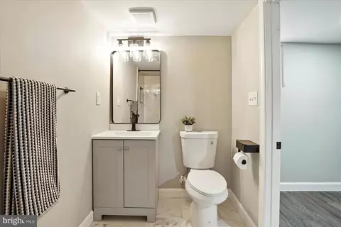 Bath - 1002 Beaumont Ave, Baltimore, MD 21212 photo 1 of 6