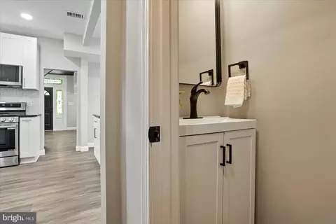 Entry Way - 1002 Beaumont Ave, Baltimore, MD 21212 photo 7 of 8
