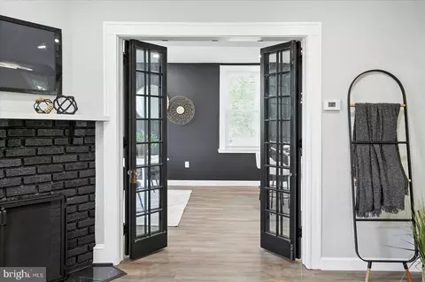 Entry Way - 1002 Beaumont Ave, Baltimore, MD 21212 photo 4 of 8