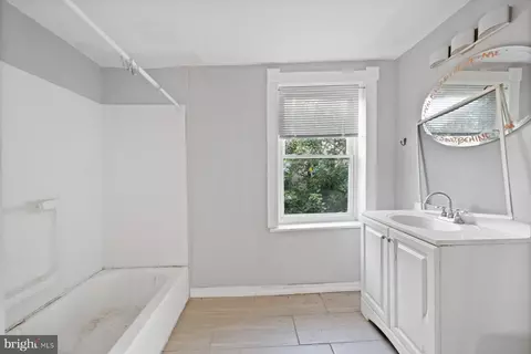 Entry Way - 510 E 41st St, Baltimore, MD 21218 photo 4 of 6