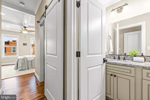 Entry Way - 615 S Decker Ave, Baltimore, MD 21224 photo 3 of 8
