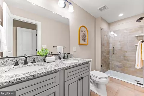 Bath - 615 S Decker Ave, Baltimore, MD 21224 photo 1 of 2