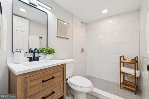 Bath - 1014 Upnor Rd, Baltimore, MD 21212 photo 1 of 3