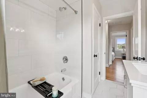 Bath - 1014 Upnor Rd, Baltimore, MD 21212 photo 3 of 3
