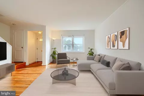 Living - 808 Bradhurst Rd, Baltimore, MD 21212 photo 2 of 4
