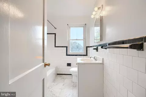 Bath - 808 Bradhurst Rd, Baltimore, MD 21212 photo 1 of 2